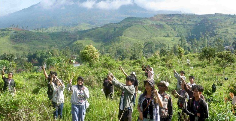 Mahasiswa Unpad dan Komunitas Kolaborasi Hijau Lakukan Penghijauan di Gunung Congkrang